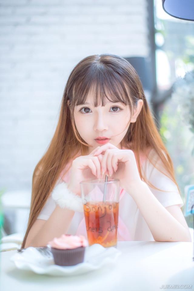 “若是招降张任的话，我倒有一计。”法正坐在庞统身侧，想了想，突然微笑道。